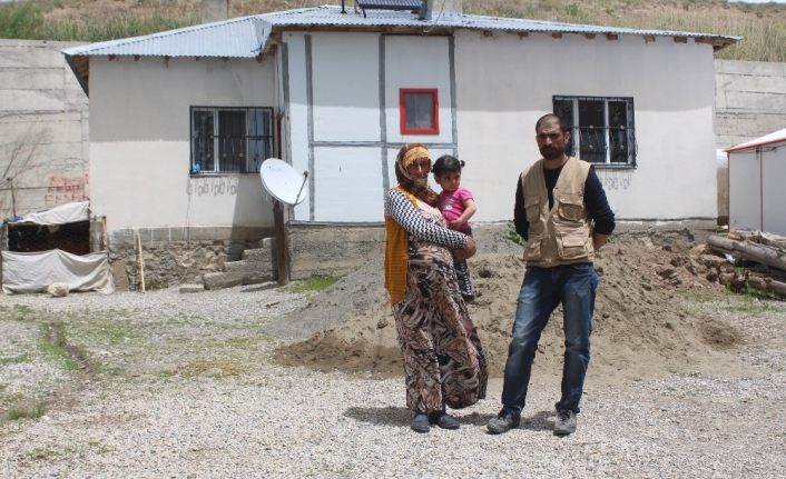 Depremde evleri çatlayan aile yardım bekliyor
