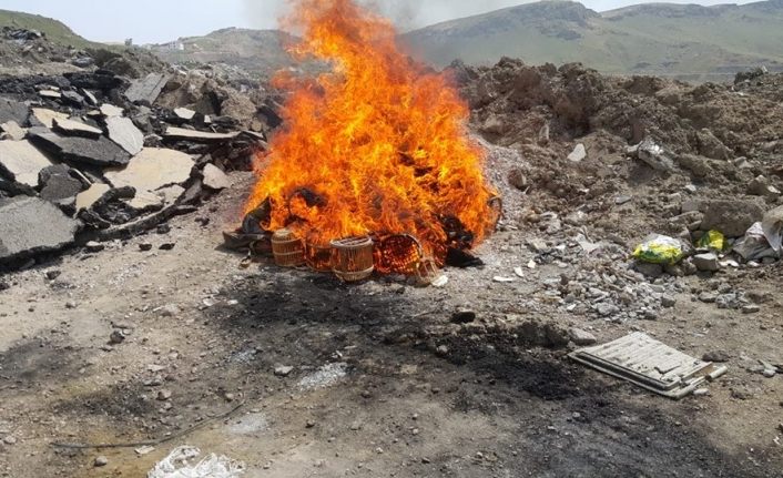 Van’da, kaçak avcıların, kafesleri yakılarak imha edildi