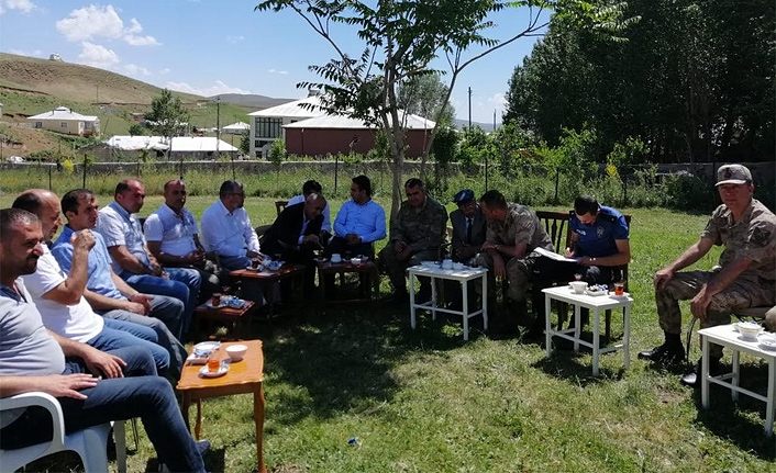 Çaldıran Kaymakamı Dündar ile Belediye Başkanı Ensari köylüleri dinledi
