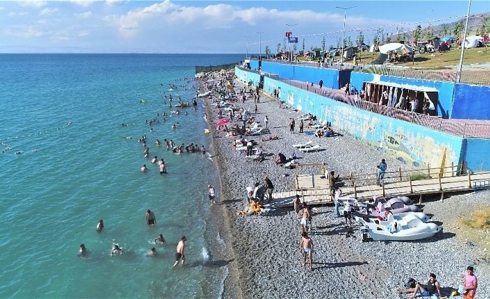 Tuşba Belediyesinin ’Mavi Bayraklı’ plajında sezon açıldı