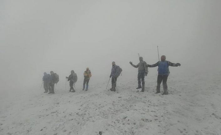 Ağrı Dağı’na tırmanan Vanlı dağcılar tipi ve fırtınaya yakalandı