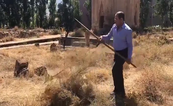 Gevaş Belediye Başkanı Murat Sezer, tırpanla mezarlıkları temizledi
