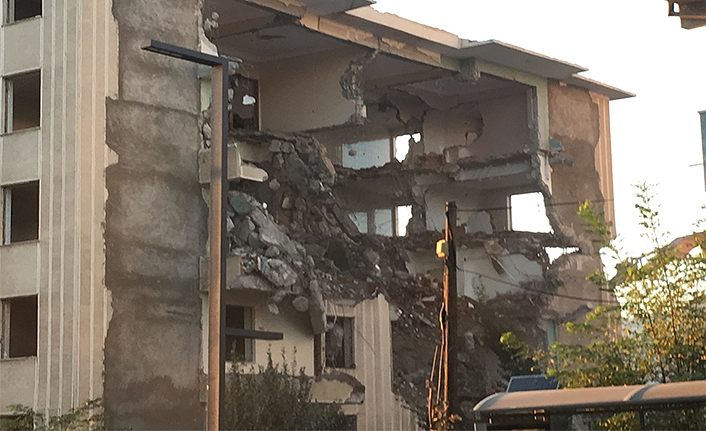 Van depreminde hasar  gören iki bina daha yıkıldı