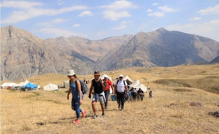 Van Gölü’nün kirliliğine dikkat çekmek için 16. zirveyi yaptılar