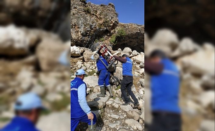 Su hattını çekmek için engebeli arazide jeneratör ve 315’lik boruları sırtlarında taşıdılar