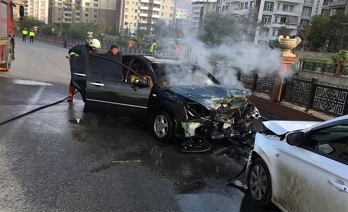 Van Büyükşehir İtfaiyesi araç yangınlarına müdahale etti