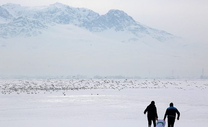 Sıhke Gölü’nün yüzeyi buzla kaplandı