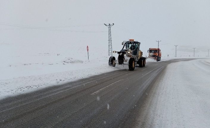 Van-Bahçesaray yolu ulaşıma kapandı