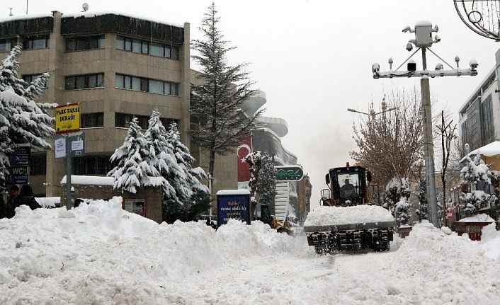 Van Büyükşehir Belediyesinden yoğur kar mesaisi