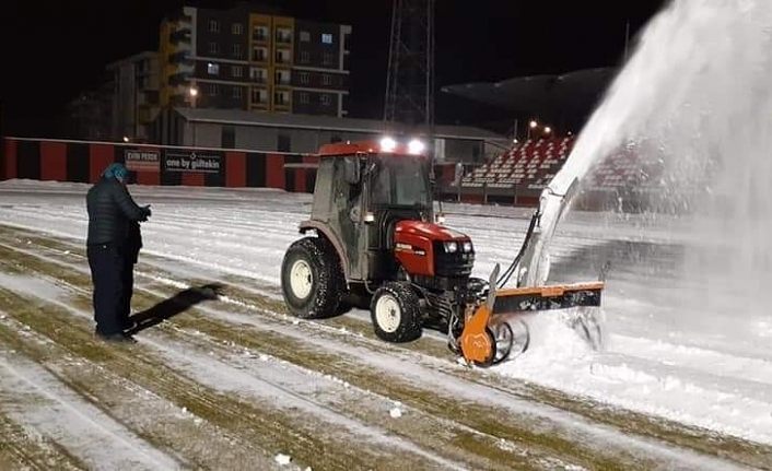 Van'da eksi 10 derecede futbol sahasında  kar temizleme çalışması
