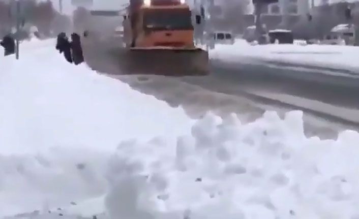 Van'da Karayolları kar küreme ekibinden vatandaşa çamur banyosu