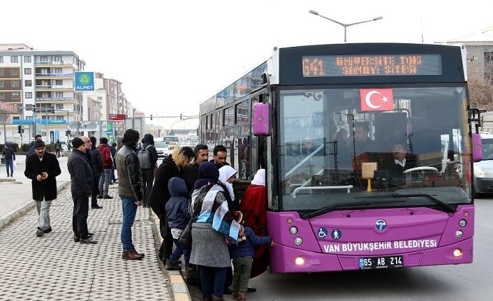 Van'da öğrencilerin belediye otobüsüne ücretsiz binmesine simsar engeli VİDEO İZLE