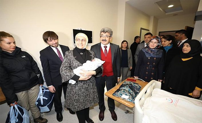 Van Valisi Mehmet Emin Bilmez ve Eşi Meral Bilmez yeni yılda dünyaya gelen bebekleri ziyaret etti