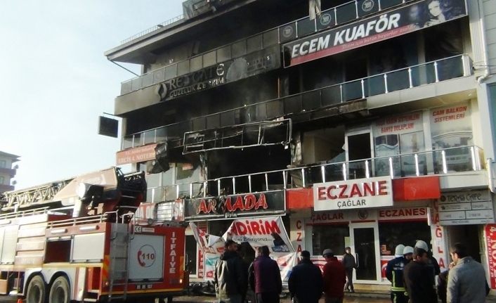 Erciş’te yangın, 8 iş yeri hasar gördü