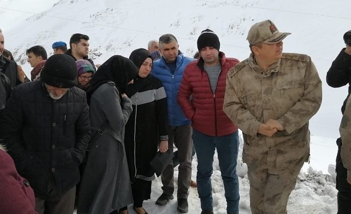 Van Bahçesaray'da çığ felaketinde şehit düşen askerlerin aileleri facia bölgesinde