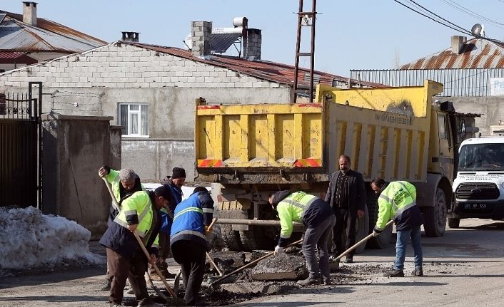 Van Büyükşehir Belediyesi yol yama çalışmalarına başladı