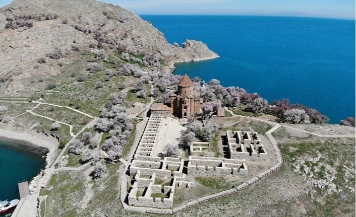 Akdamar Adası açan çiçeklerle beyaz gelinliğini giydi