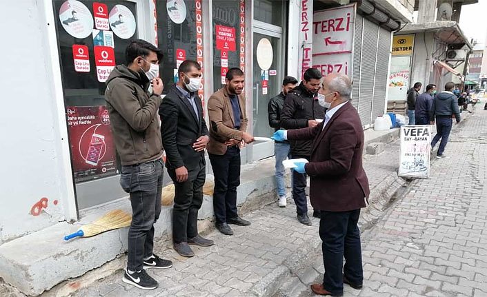 Çaldıran Belediye Başkanı Ensari vatandaşa maske dağıttı