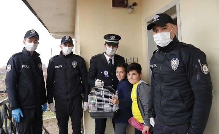 Van'da polis ve zabıta ekibinden minik çocuklara kuş sürprizi