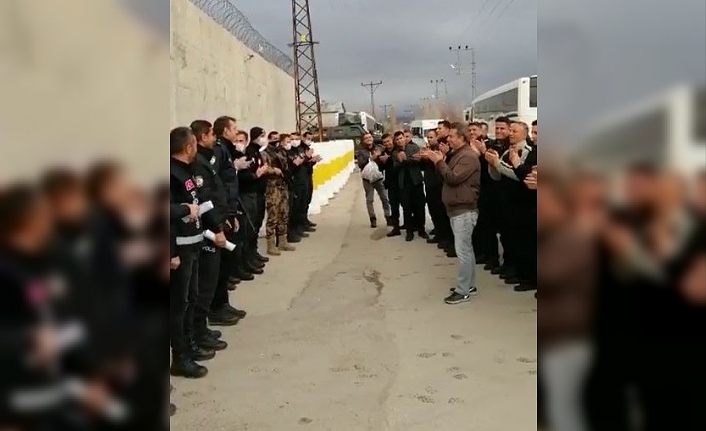 Van'da polislere alkışlı kutlama