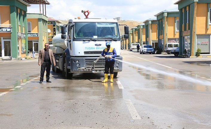 Van Tuşba’da cadde ve kaldırımlar sabunlu suyla dezenfekte edildi