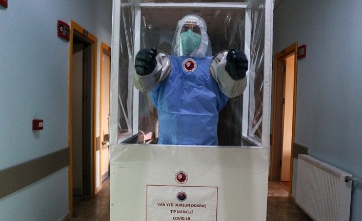 Van’da sağlıkçılar mobil numune alma kabinleriyle korona virüsten korunuyor