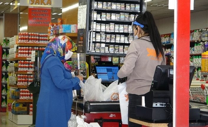 Vatandaşlar bakkal ve marketlerin kısa süreli hizmetinden yararlanıyor