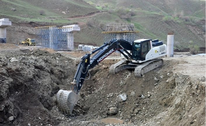 Heyelandan dolayı 3 gündür kapalı olan Yüksekova-Van karayolunda hummalı çalışma