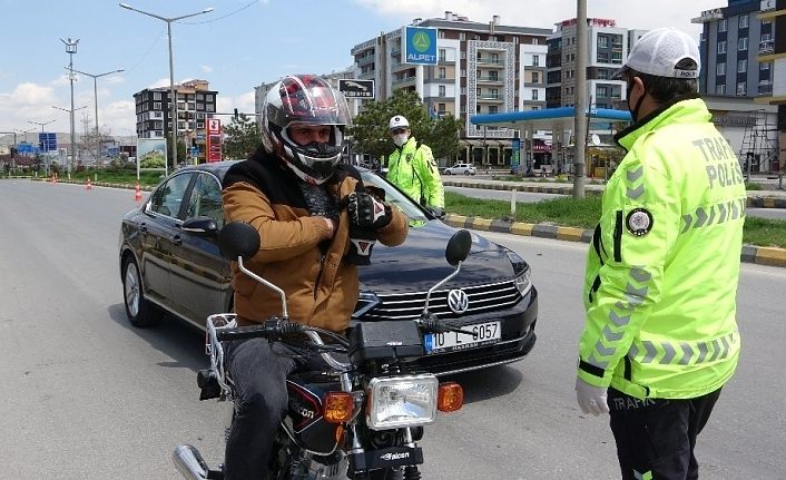 Sokağa çıkma kısıtlamasına uymayan vatandaştan ilginç savunma: “Elim hamurlu, az önce hamur yaptım”