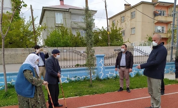 Tuşba Belediye Başkanı Akman, dışarı çıkan yaşlılara eşlik etti