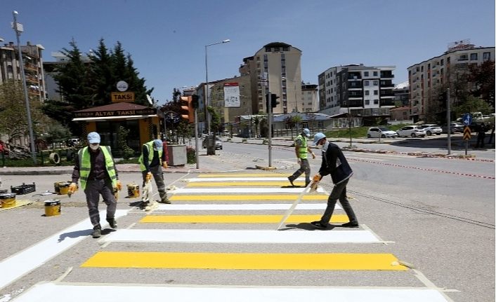 Van Büyükşehir Belediyesi sokağa çıkma kısıtlamasında yol çizgilerini yeniledi