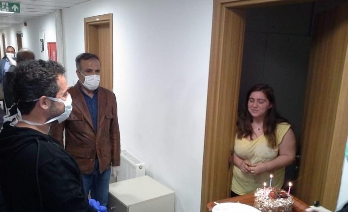 Van'da karantinada kalan 7 kişiye doğum günü sürprizi