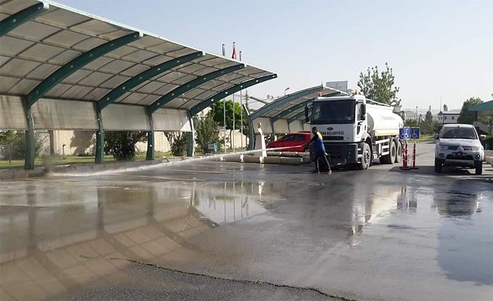 Van Tuşba Belediyesinde cami avlusu, bahçe ve yollar yıkanarak dezenfekte edildi