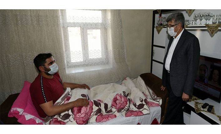 Van Valisi Bilmez ﻿saldırıda yaralanan Temizel'i evinde ziyaret etti