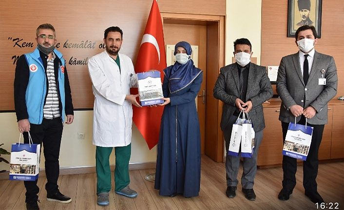 Van’da sağlık çalışanlarına Kur'an-ı Kerim ve çikolata hediye edildi