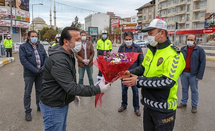 Vanlı Gazeteciler Karayolu Trafik Haftası’nda polis ekiplerini unutmadı