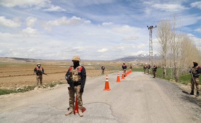 Vefa ekibinden karantinadaki mahalleye erzak yardımı