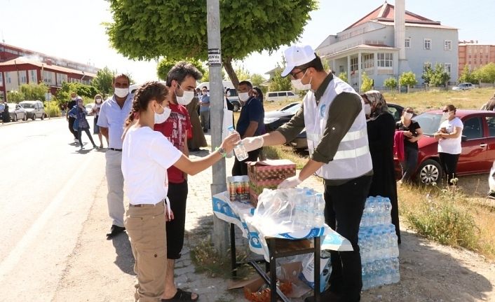 Edremit Belediyesinden öğrencilere meyve suyu ve kek sürprizi