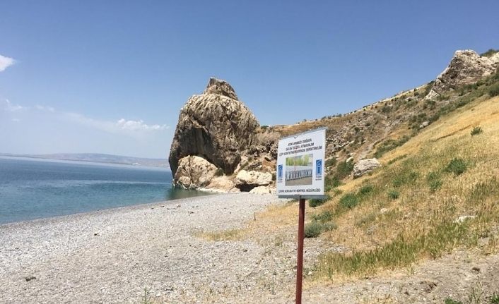 Tuşba Belediyesi, çevre temizliği için sahile ‘uyarı levhaları’ dikti