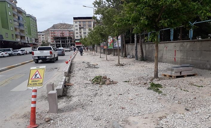 Van Milli Egemenlik Caddesi’nde yenileme çalışmaları sürüyor