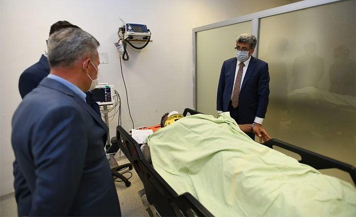 Van Valisi Bilmez, PKK terör örgütünün bombalı saldırısında yaralanan sivilleri ziyaret etti