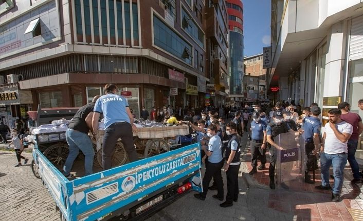 Zabıtadan kaldırım işgaline ve seyyar satıcılara yönelik denetim