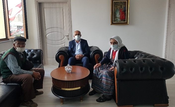 Çaldıran Belediye Bşakanı Ensari, yaşlı çifti makamında ağırladı