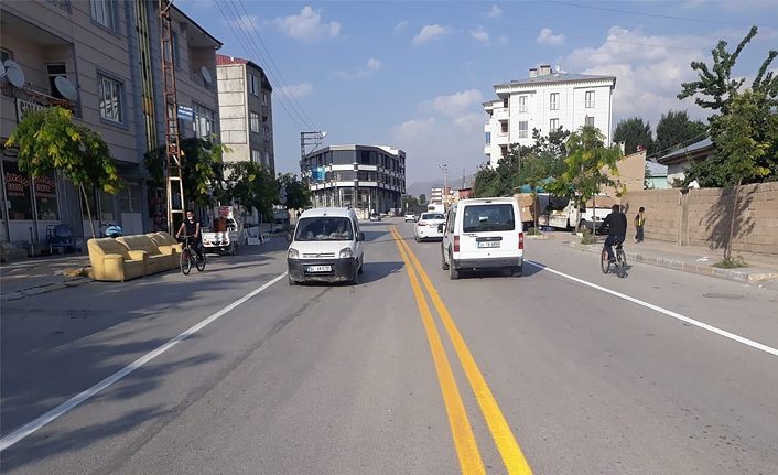 İpekyolu Belediyesi yol çizgilerini yenilendi