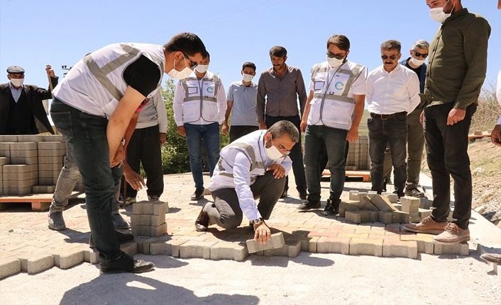 Van Edremit Belediyesi Ayaz Pınar Mahallesinde kilitli taş çalışmalarını tamamladı