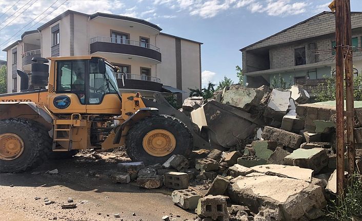 Van İpekyolu’nda metruk binaları yıkma çalışması devam ediyor