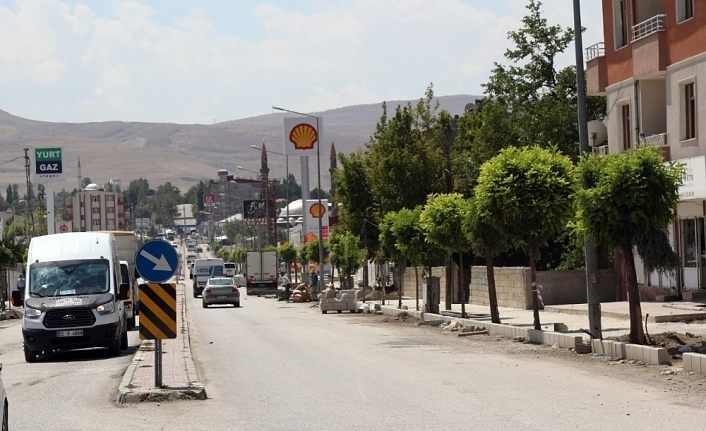 Van Büyükşehir'in Hacıbekir Caddesi'ndeki yenileme çalışmaları devam ediyor