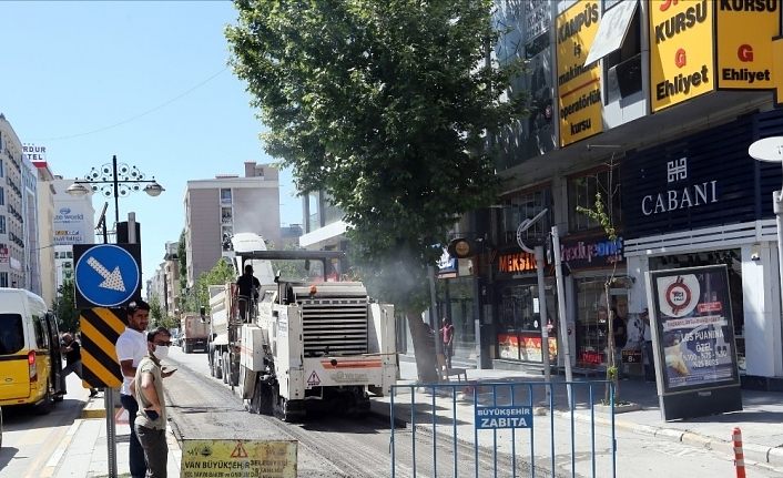 Van Büyükşehir Maraş Caddesi’nde yenileme çalışmalarına başladı