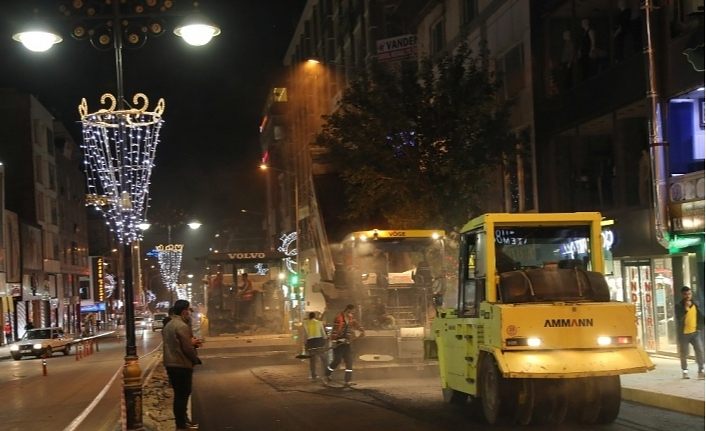 Van Büyükşehir Maraş Caddesi’ni asfaltlamaya başladı