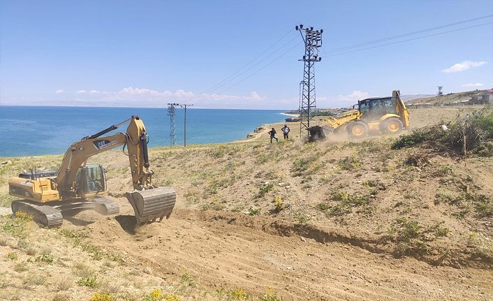 Van Çarpanak-Mollakasım arasında yolun menfez ve zemin iyileştirme çalışmalarına başladı